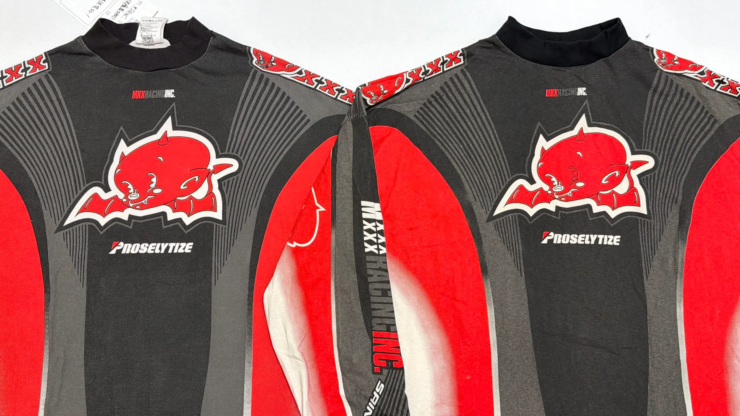 SAINT Mxxxxxx LS TEE/MORTOR CYCLE/WHT Little Devil Angel Racing Long Sleeve Off-White S-XL SAINT's annual racing style BOXY short, wide and fat design will be sold out immediately every time it is released. The whole garment is oversized and has many prints. The front and back prints on the shoulder are aligned. The printing area is very large and the operation is also difficult. The genuine level is restored. The ready-made garments are washed again to make them look old. Soft desizing is added to make the printing look old and white.